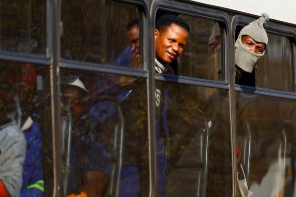 Rescatan a todos los mineros atrapados en Sudáfrica desde el jueves