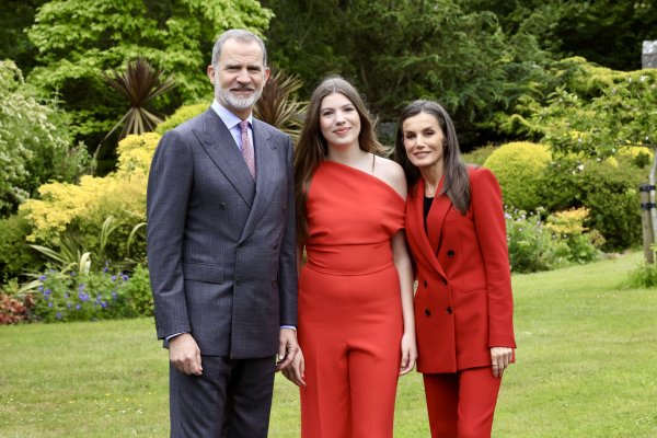 La infanta Sofía luce en su graduación un mono rojo de Mango