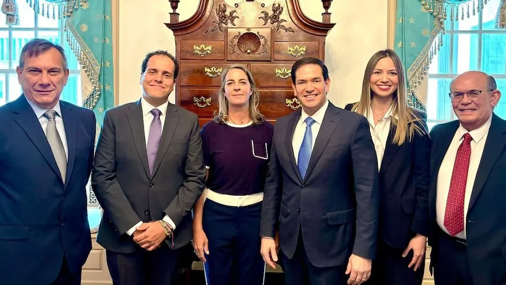 Opositores venezolanos rescatados de la Embajada argentina en Caracas aseguraron que se está enterrando al régimen de Maduro