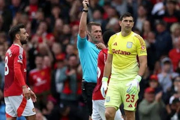 Dibu Martinez salió lejos, cruzó fuerte a un rival y se expulsado ante Manchester United