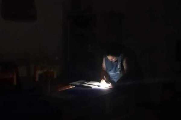 SI QUERÉS LLORAR! En una escuela correntina las maestras usan linternas porque no hay luz