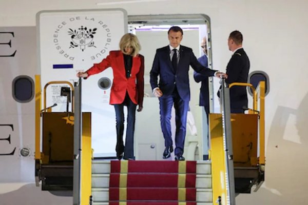 La tremenda cachetada que recibió Macron por parte de su esposa, que quedó captada en cámara