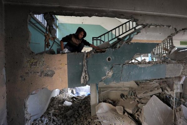 Un bombardeo israelí deja al menos 33 muertos en una escuela que albergaba a desplazados
