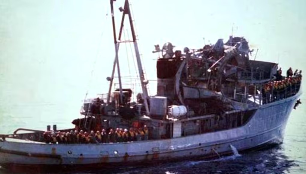 El ARA Alférez Sobral en su regreso de Malvinas al continente, con supuente de mando destruido por el ataque británico, en mayo de 1982 - Gaceta Marinera