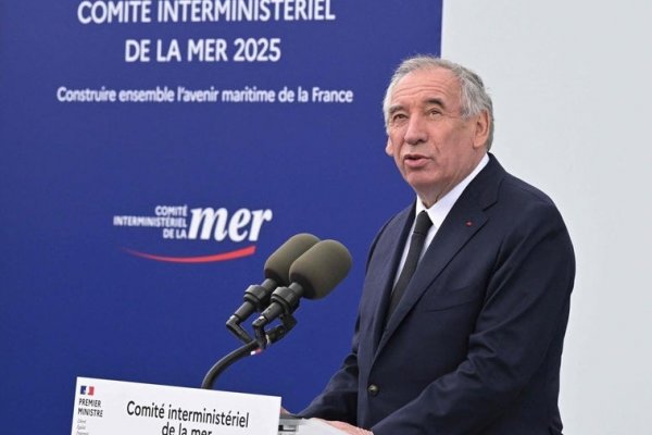 Bayrou gana tiempo para su supervivencia política y aplaza los recortes que sanearán las cuentas de Francia