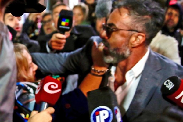 Así agredieron al médico Luque en su llegada a la audiencia del juicio por la muerte de Maradona