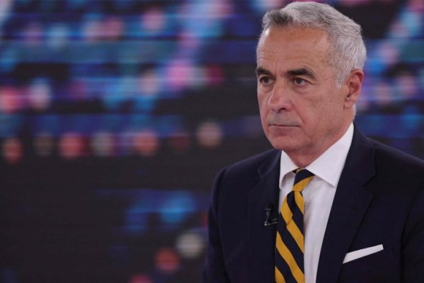 El político rumano de derecha radical Calin Georgescu anuncia su retirada