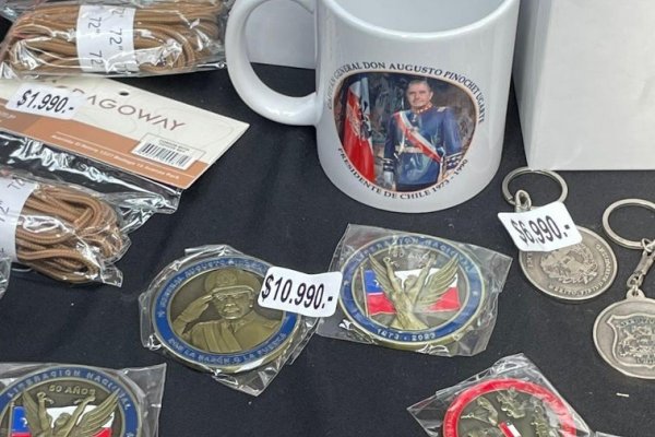 Venta de souvenirs sobre Augusto Pinochet pone en aprietos al Ejército de Chile