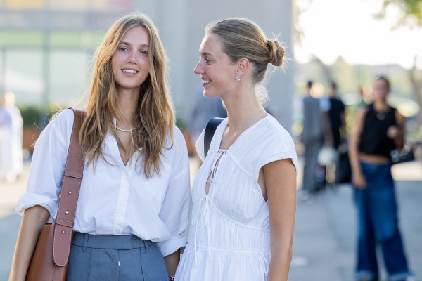 Cómo vestir bien con calor para ir a la oficina en 5 looks elegantes y fáciles de recrear