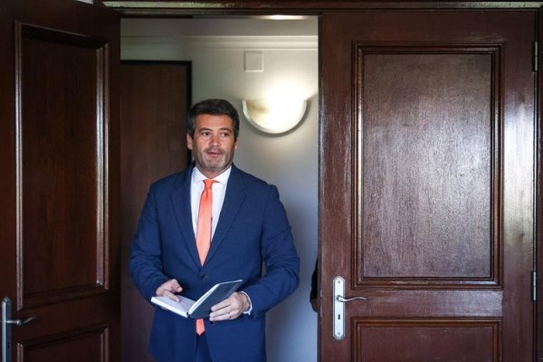 Chega sorpasa a los socialistas con el voto exterior y liderará la oposición en Portugal