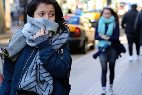 LLEGÓ EL FRÍO! Ya salieron las bufandas, gorros y camperas en Corrientes