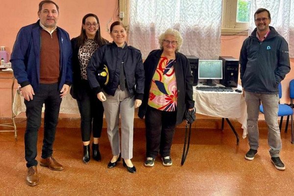 UNNE! Estudiantes del Instituto Pelletier reciben equipamiento para cursar carreras universitarias