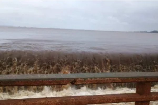 PELIGRO!. Desbordó una gran represa arrocera en el interior de Corrientes