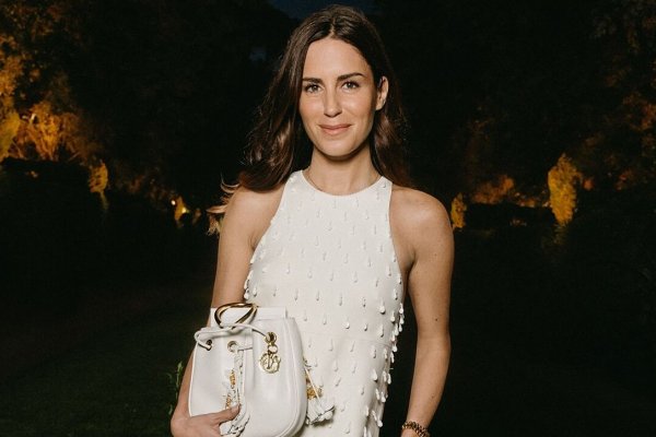 Gala González mientras se prepara para asistir al desfile de Dior: 