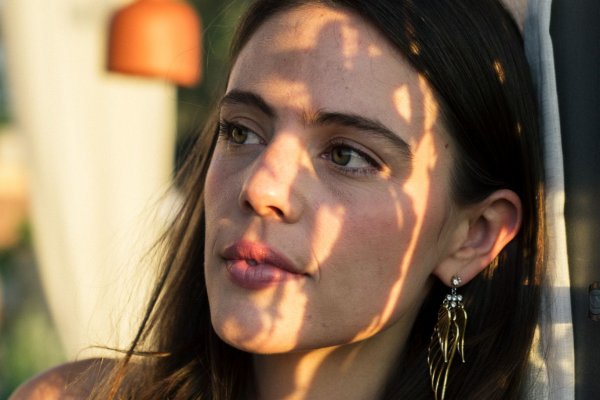 Isa Hernáez dice que el look perfecto para una cena de verano incluye shorts y top lencero