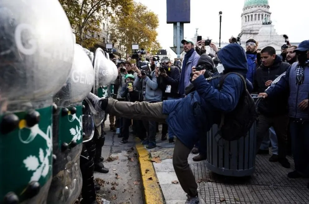 Tensión en la marcha de jubilados: la policía aplica el protocolo antipiquetes ante los manifestantes frente al Congreso