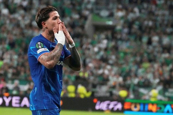 Golazo de cabeza y festejo en familia: Enzo Fernández, campeón con Chelsea
