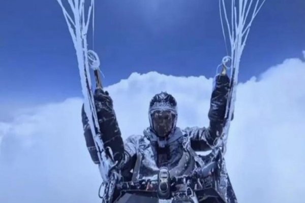 Un parapentista chino sobrevive después de subir hasta 8.600 metros de altitud tras ser succionado por una nube