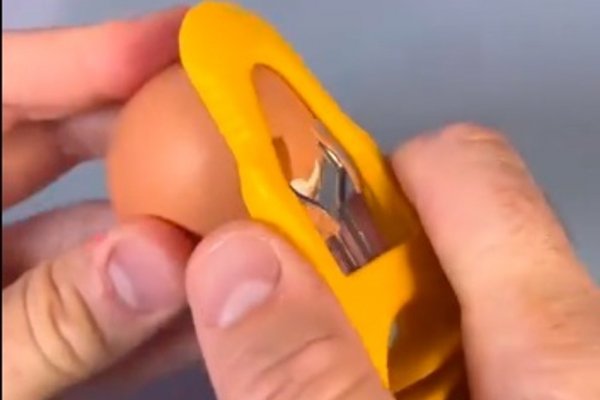 El inútil invento para pelar huevos que se hizo viral pero por las críticas en su contra