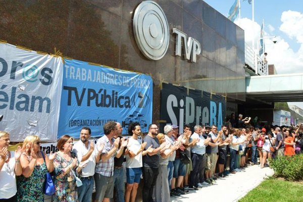 Trabajadores de la TV Pública irrumpieron al aire al grito de 