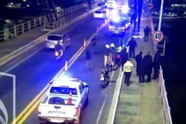 TRAGEDIA! Estacionó su moto y se tiró al río desde el puente Chaco Corrientes