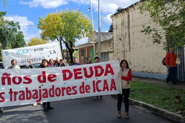 RECLAMOS! Trabajadores del ICAA en protesta cortan la avenida 3 de Abril de Corrientes