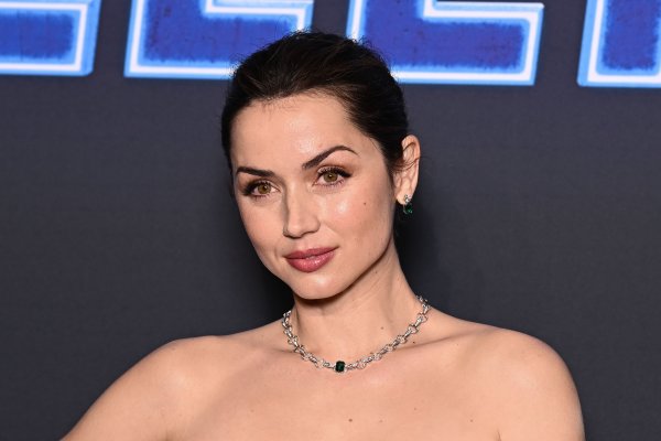 Ana de Armas se convierte en un pétalo de rosa con uno de sus mejores vestidos