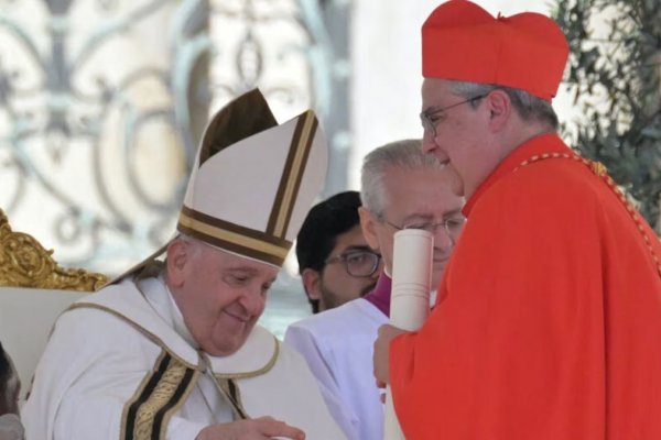 Iglesia: Un cardenal del papa Francisco pide abrazar a los trabajadores de salud