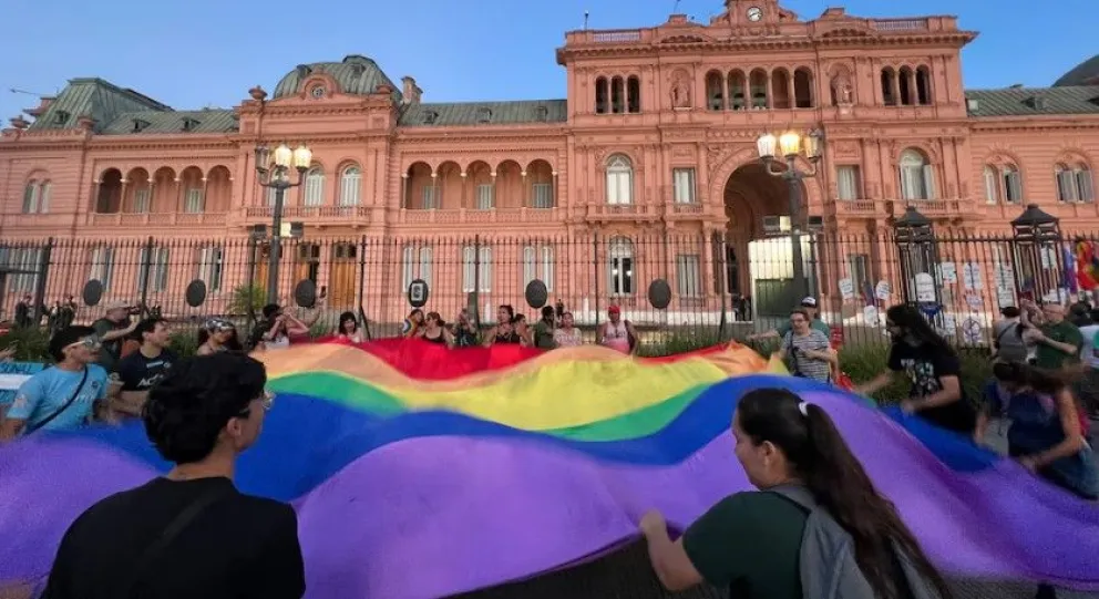 La Justicia declaró inconstitucional el DNU de Milei que prohibía tratamientos de adecuación de género a menores de edad