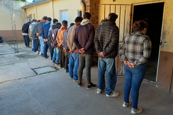 MÁS Y MÁS! Policía demora a 15 personas en plena calle de la ciudad de Corrientes