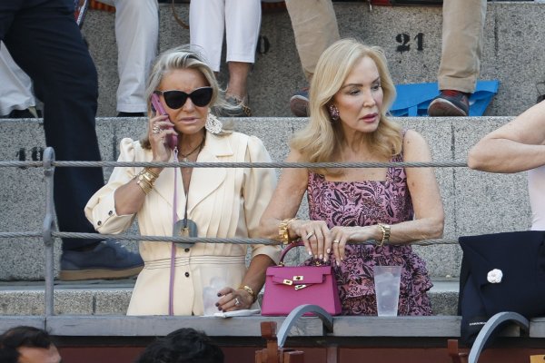 Las sandalias doradas de Carmen Lomana son como unas alpargatas, pero más elegantes