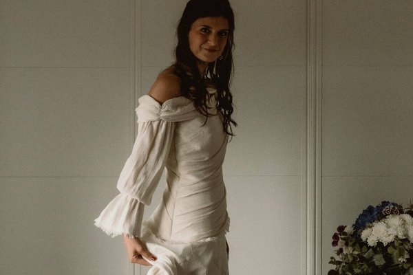La novia que veraneaba en Almería y se casó con un vestido rústico de escote asimétrico
