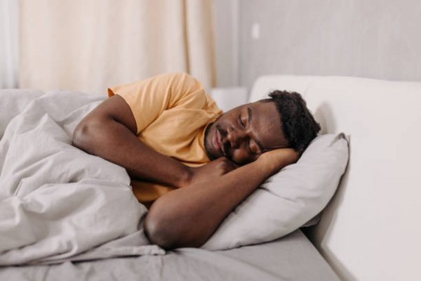 Este es el hábito diario que ayuda a dormir mejor y rejuvenece tu cerebro