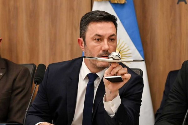 Con la maqueta del IA-100, Luis Petri hizo 'fulbito' para la tropa digital de LLA