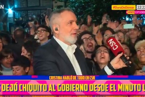 Cantitos y apoyo de la militancia en la puerta de C5N durante y después de la entrevista a Cristina