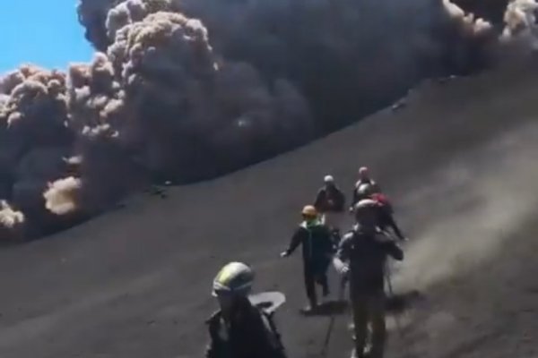 Miedo: el momento en que los turistas tuvieron que huir del volcán Etna tras una repentina erupción