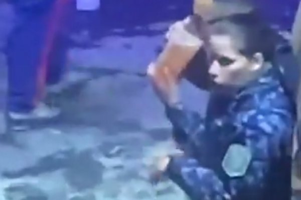 Escracharon a policías, de servicio, tomando cerveza en la puerta de una conocida bailanta