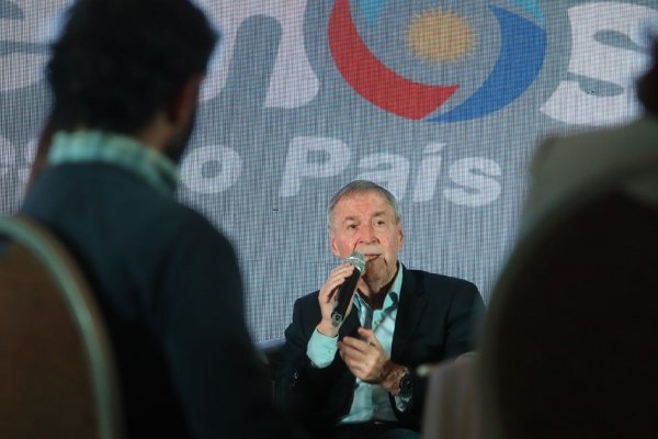 Desde PBA, Juan Schiaretti lanzó dardos a Caputo y Milei
