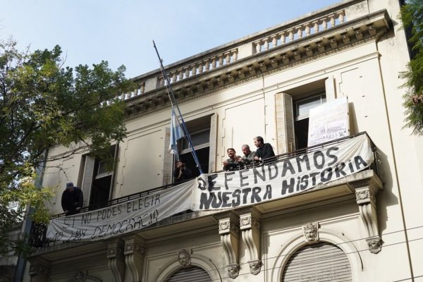 Grabois y un grupo de militantes tomaron el Instituto Juan Domingo Perón en contra del cierre del Gobierno
