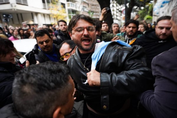 Represión y violencia en el Instituto Perón: así la policía se llevó detenido a Juan Grabois