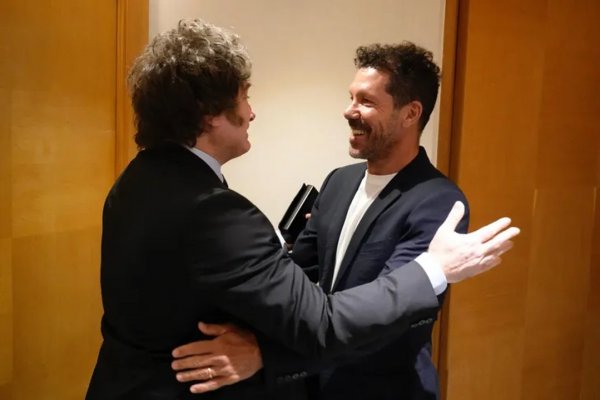 Milei se encontró con Simeone en Madrid y las redes cancelan al Cholo