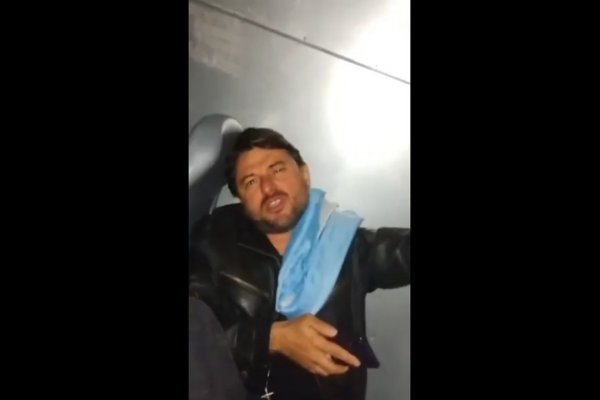 Las imágenes de Juan Grabois cantando dentro del camión policial cuando lo llevaban detenido