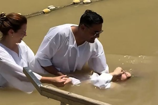 Escándalo: en plena crisis, una diputada libertaria viajó para bautizarse en el río Jordán