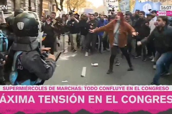 Manifestantes arrinconaron y corrieron a los policías en la marcha de los jubilados