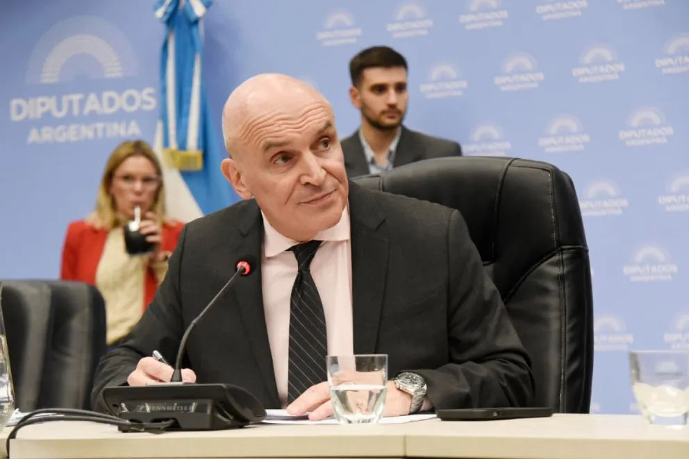 José Luis Espert insultó a Florencia Kirchner durante una charla, fue abucheado y se retiró escoltado