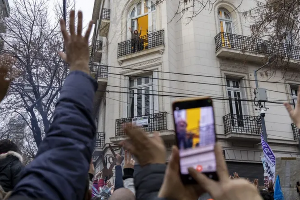 Vivir cerca de CFK ahora tendrá premio: Buscan eximir de impuestos a los vecinos de Cristina