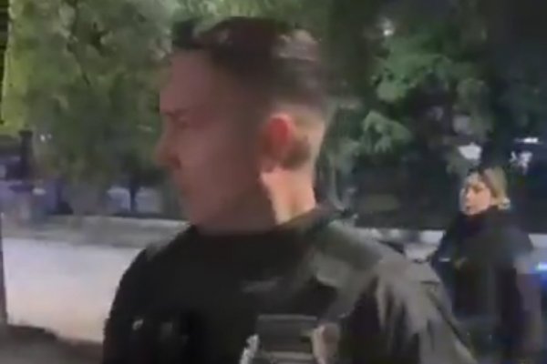 Brutalidad policial: efectivo de la Ciudad golpeó a una mujer y a otro hombre que solo estaba grabando la escena