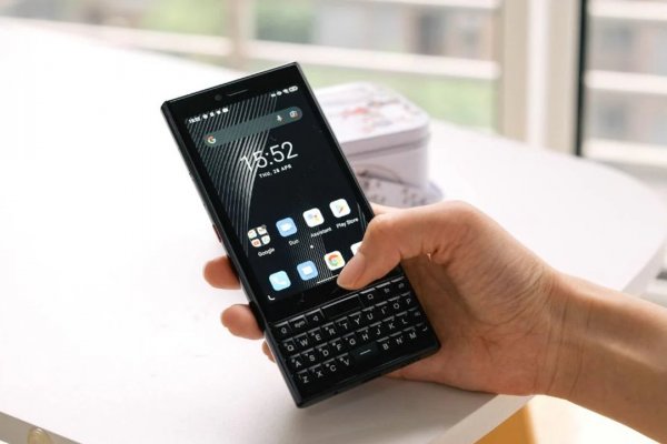 ¿Vuelve el teclado a los smartphones al estilo BlackBerry? ¿Cómo es el nuevo lanzamiento que llegará al mercado?