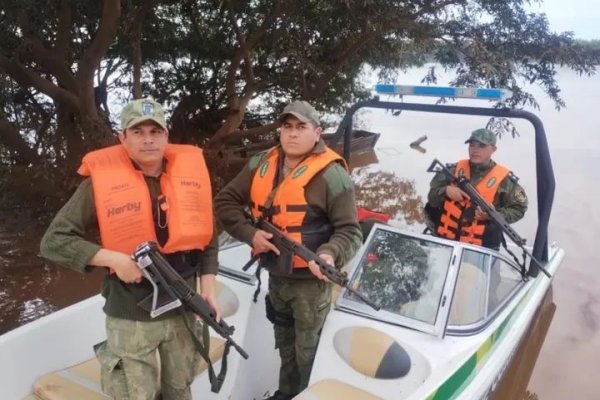 INCREÍBLE! La policía de Corrientes patrulla en zona de fronteras (IMÁGENES)