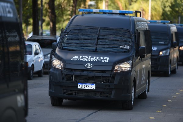 VIOLENCIA! Dos adolescentes brutalmente golpeados y uno acuchillado dentro de una escuela de Corrientes